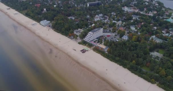 Jurmala mare drone volo aereo spiaggia, matrimonio estate Lettonia hotel acqua popoli, nuvole — Video Stock