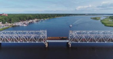 Tren Köprüsü dron flightabove Lielupe Nehri Jurmala şehir, yeşil doğa, gemi tekne