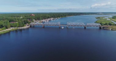 Tren Köprüsü dron flightabove Lielupe Nehri Jurmala şehir, yeşil doğa, gemi tekne