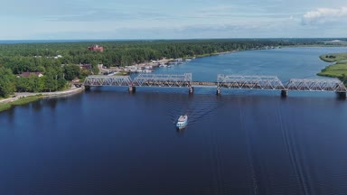 Tren Köprüsü dron flightabove Lielupe Nehri Jurmala şehir, yeşil doğa, gemi tekne