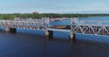 Tren Köprüsü dron flightabove Lielupe Nehri Jurmala şehir, yeşil doğa, gemi tekne