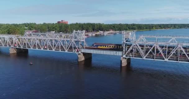 Tren Puente drone vuelo sobre Lielupe río Jurmala ciudad, naturaleza verde, barco — Vídeos de Stock