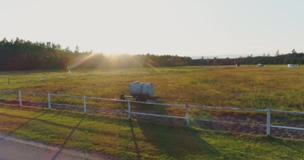 Alan günbatımı drone uçuş, Tarım Çiftlik, tarım, gökyüzü, hava manzara — Stok video