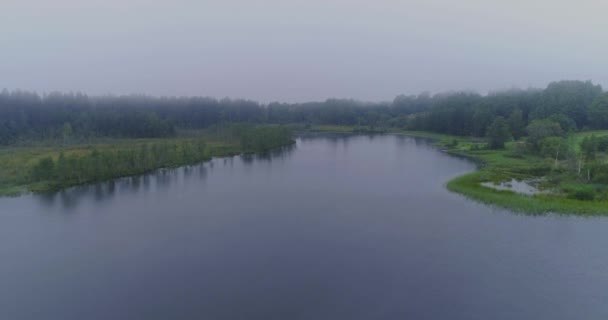 Bosque de niebla Lago drone vuelo naturaleza mañana al aire libre, puesta de sol — Vídeos de Stock