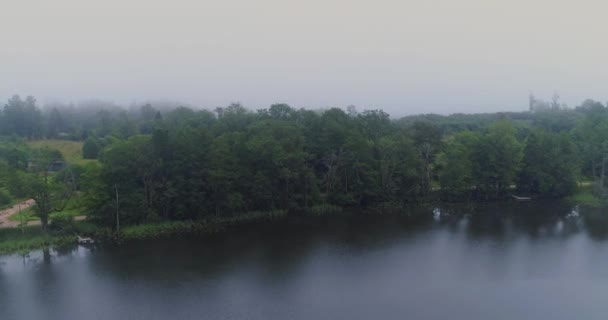 霧の森湖無人飛行自然朝屋外、日没 — ストック動画