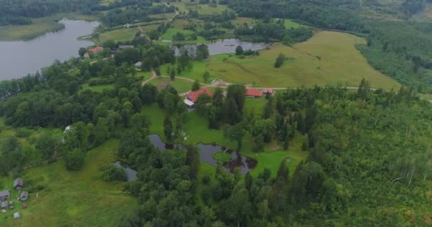 Aldeia casa natureza lago e campo drone voo verde, vista, verão — Vídeo de Stock