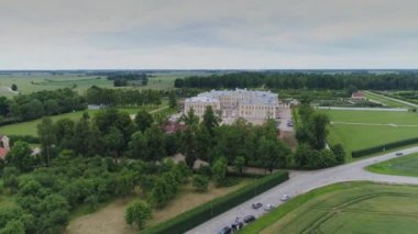 Castle park Rundale Letonya drone uçuş yukarıda ağaçlar, yaz saati