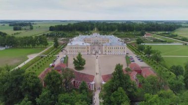 Castle park Rundale Letonya drone uçuş yukarıda ağaçlar, yaz saati