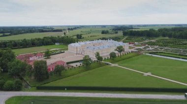 Castle park Rundale Letonya drone uçuş yukarıda ağaçlar, yaz saati