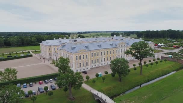 Park zamkowy Rundale w Łotwa drone Lot nad drzewami, czas letni — Wideo stockowe