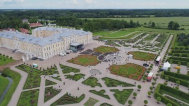 Castle park Rundale Letonya drone uçuş yukarıda ağaçlar, yaz saati