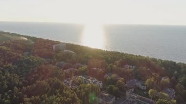 Deniz orman günbatımı drone uçuş Jurmala şehir doğa, gökyüzü, su