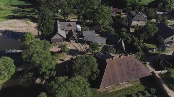 Antiguo vuelo del dron del pueblo, Letonia, arquitectura paisaje naturaleza verano — Vídeos de Stock