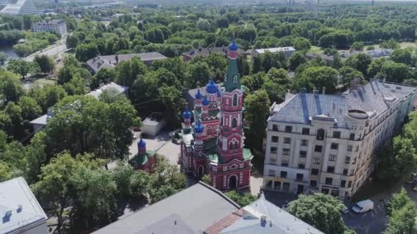 Рига місто церкви Drone польоту будівель Старого міста вниз Латвії — стокове відео