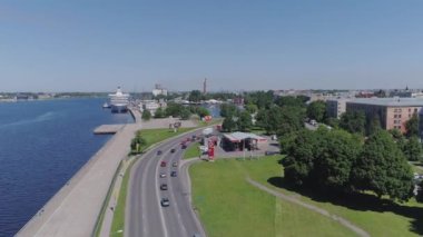 Otomobil trafik Riga şehir Daugava Nehri, petrol benzin istasyonu, yollar