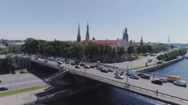 Carros Timelepse drive Carro de campo, céu, branco, azul, unidade, ponte, rio Daugava, Riga, viagens, estrada, país, terra, paisagem — Vídeo de Stock