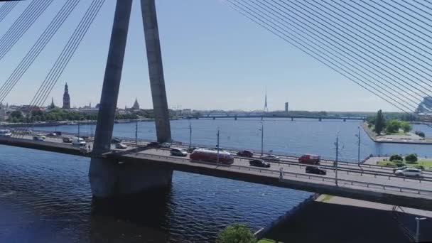 Red vintage BUS Ikarus drive Coche de campo, cielo, blanco, azul, unidad, puente, río Daugava, Riga, viajar, carretera, país, tierra, paisaje — Vídeo de stock