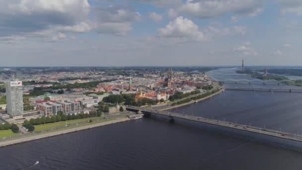 Ciudad vieja de Riga, europa, punto de referencia, latvia, riga, arquitectura, paisaje urbano, medieval, calle, vuelo del dron del turismo — Vídeos de Stock