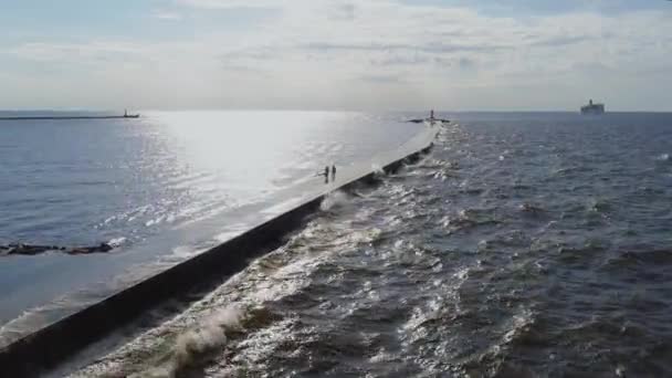 Προβλήτα κυματοθραύστη Εκρέουσες πρόχωμα quay φράγμα Ρίγα Daugava Βαλτική θάλασσα κηφήνας πτήσης — Αρχείο Βίντεο