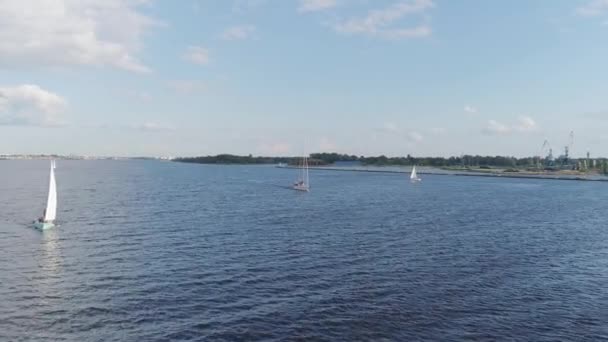 Jacht, boten in de baai, de schoener, de zee, de thai, Riga, jacht, Westelijke Dvina, strand, schip, drone vlucht 4k — Stockvideo