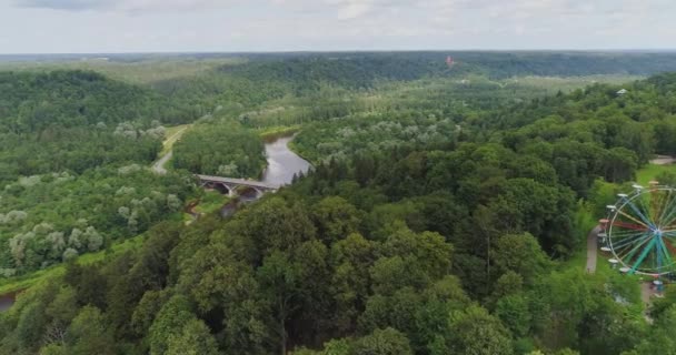 Most w mieście Sigulda Las, natura, Gauja rzeki drone lotu, most jazdy samochodem od góry — Wideo stockowe