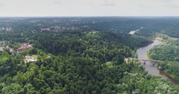 Most w mieście Sigulda Las, natura, Gauja rzeki drone lotu, most jazdy samochodem od góry — Wideo stockowe