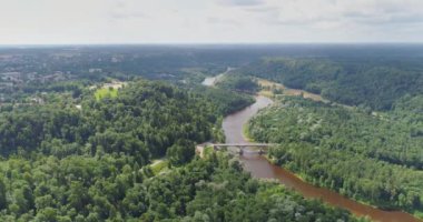 Sigulda şehir orman Bridge'de, doğa, Gauja Nehri drone uçuş, köprü araba sürücü yukarıdan