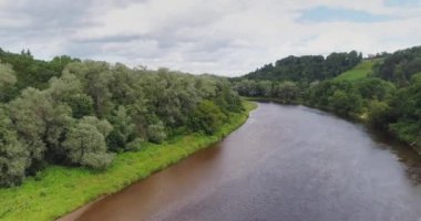 Gauja Nehri sonbahar orman Sigulda şehir doğa, drone uçuş, köprü araba yukarıdan