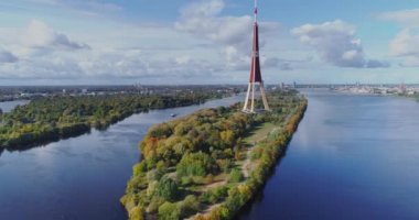 TV Kulesi Riga şehir Drone uçuş, Zakusala Adası, Dugava Nehri bulutlar