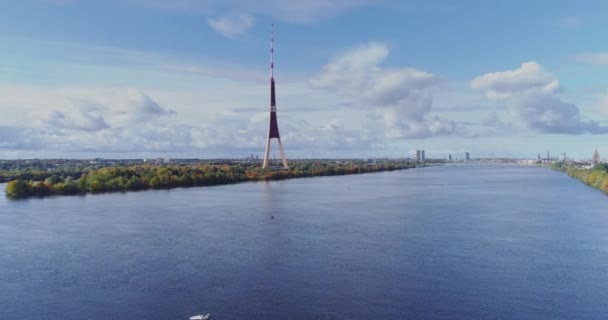 Πύργος της τηλεόρασης πτήση Drone της πόλης Ρίγα, Zakusala νησί, Dugava ποταμός σύννεφα — Αρχείο Βίντεο