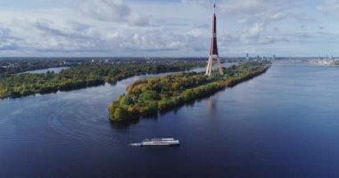 TV Kulesi Riga şehir Drone uçuş, Zakusala Adası, Dugava Nehri bulutlar