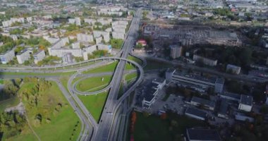 Şehir Timelapse köprü viyadük yol trafik makine dron zaman hızlı arabalar hareket Riga şehirdeki
