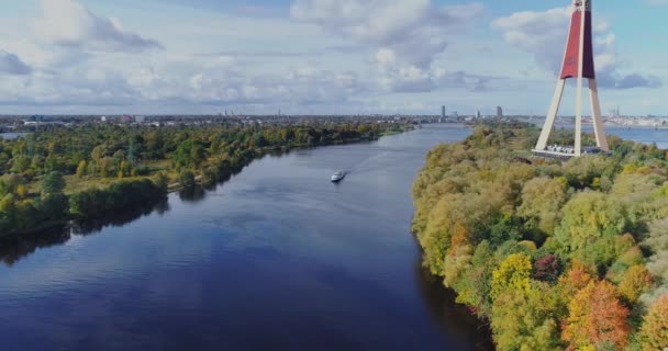 Televizní věž Riga Město Drone letu, Zakusala island, Dugava řeky mraky — Stock video