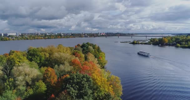 Torre de TV Ciudad de Riga Vuelo con drones, Isla Zakusala, Nubes del río Dugava — Vídeos de Stock