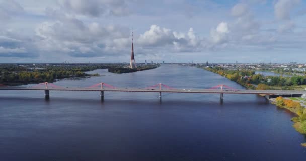 TV torony, Riga város Drone repülés, a sziget Zakusala, a Dugava folyó felhők — Stock videók