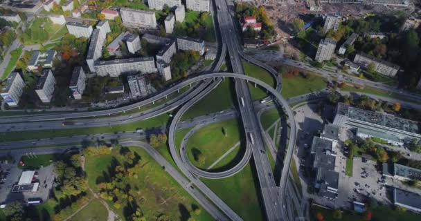 Şehir Timelapse köprü viyadük yol trafik makine dron zaman hızlı arabalar hareket Riga şehirdeki — Stok video