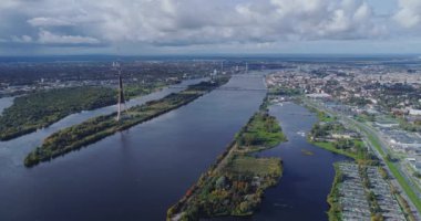 TV Kulesi Riga şehir Drone uçuş, Zakusala Adası, Dugava Nehri bulutlar