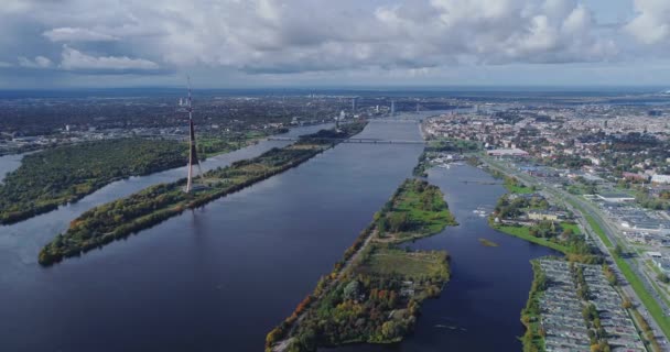 Torre de TV Ciudad de Riga Vuelo con drones, Isla Zakusala, Nubes del río Dugava — Vídeos de Stock