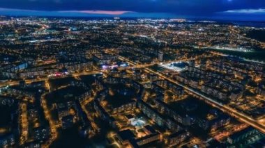 Gece dron Hypperlapse Riga şehir, kasaba Timelapse, blok daireler, yavaş uçuş, yaşam konut, Emlak, Letonya