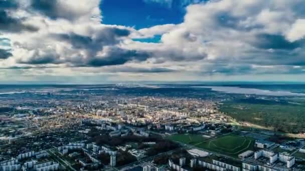 Ніч Drone хмари Hypperlapse в місті Рига, місто Timelapse, блок квартири, повільного польоту, життя будинки, нерухомість, Латвія — стокове відео