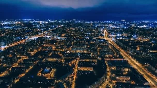 Nacht Drone Hypperlapse in Riga-stad, stad Timelapse, flatgebouw, langzame vlucht, levende huizen, vastgoed, Letland — Stockvideo