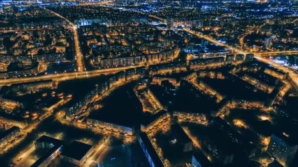 Natt Drone Hypperlapse i Riga city, staden Timelapse, flervåningshus, långsam flygning, levande hus, fastigheter, Lettland — Stockvideo