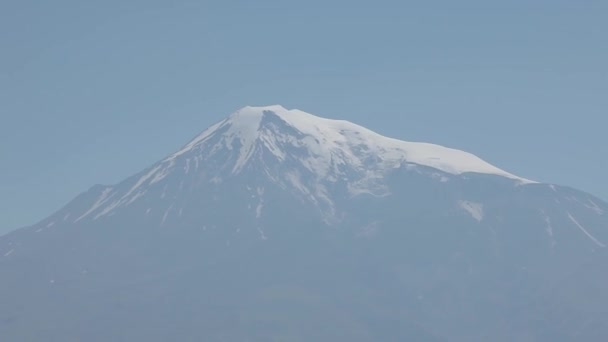 Снежно-горный пейзаж Армении, гора, небо, вид, природа, синий, здание, старый, камень, туризм — стоковое видео