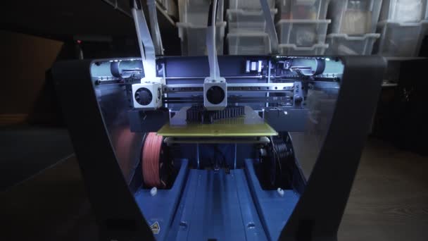 3D skrivare Abs plast, tryckdesign tillverkning, cnc, maskin, modell produktion, teknik led belysning — Stockvideo