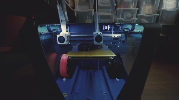 Impresora 3D impresión de plástico ABS, fabricación de diseño, cnc, máquina, producción de modelos, tecnología led iluminación — Vídeos de Stock