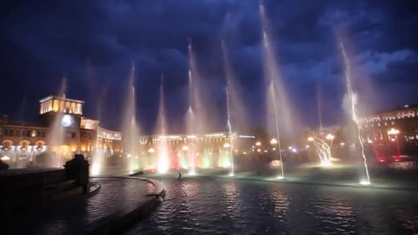 Zpívající fontány Jerevan přitažlivosti, Jerevanu, fontána, osvětlení, mezník, světlo, noc, lidé, výkon — Stock video