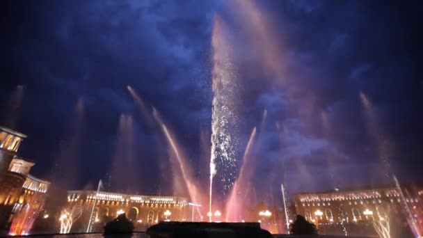 Singing Fountains Yerevan attraction, erevan, fountain, illumination, landmark, light, night, people, performance — Stock Video