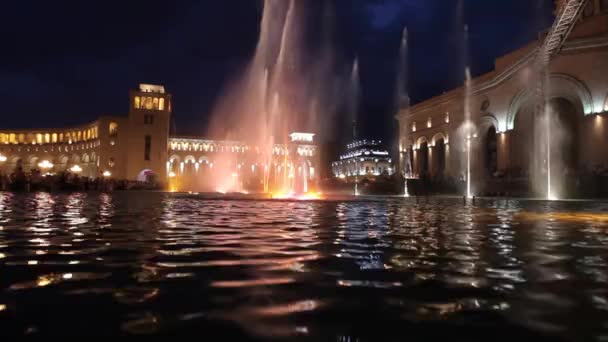 Поющие фонтаны Ереван притяжение, ереван, фонтан, освещение, ориентир, свет, ночь, люди, представление — стоковое видео