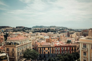 İtalya Cagliari şehir, tarihi merkezi evler ve parklar, Avrupa tatil, yaz yerlerinden binalar ve ağaçlar