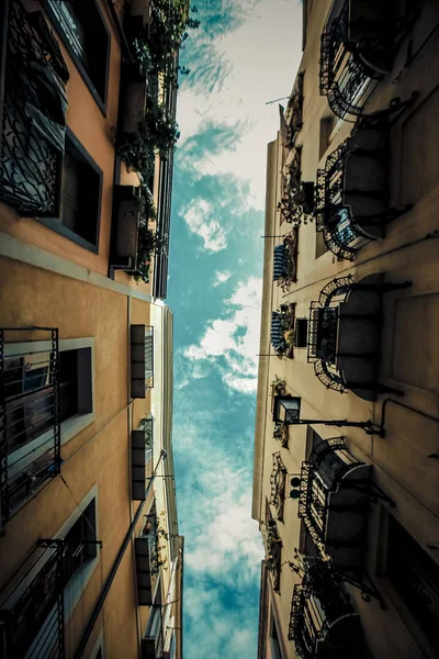 Itálie Cagliari město, historické domy a parky, Evropa dovolená, letní památky budovy a stromy — Stock fotografie